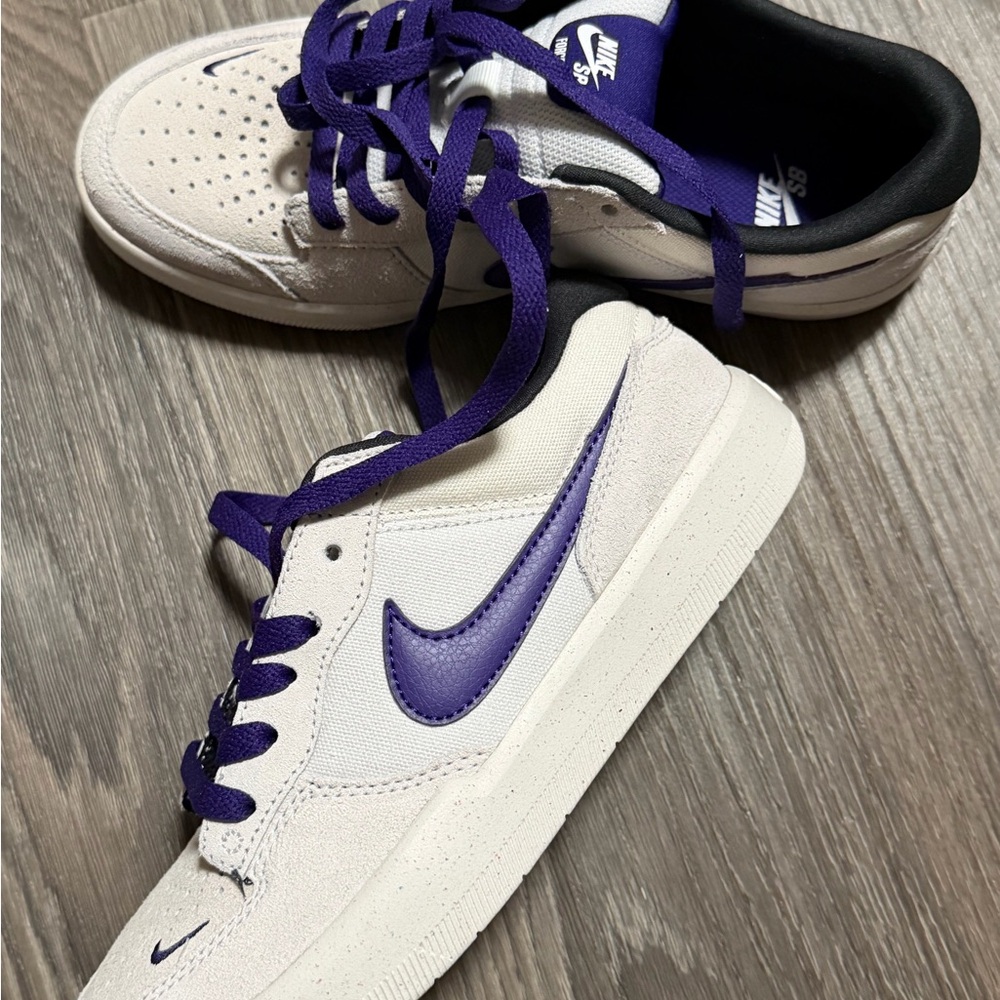 Nike Women's Sneakers in Cream and Purple - Picture 2 of 5